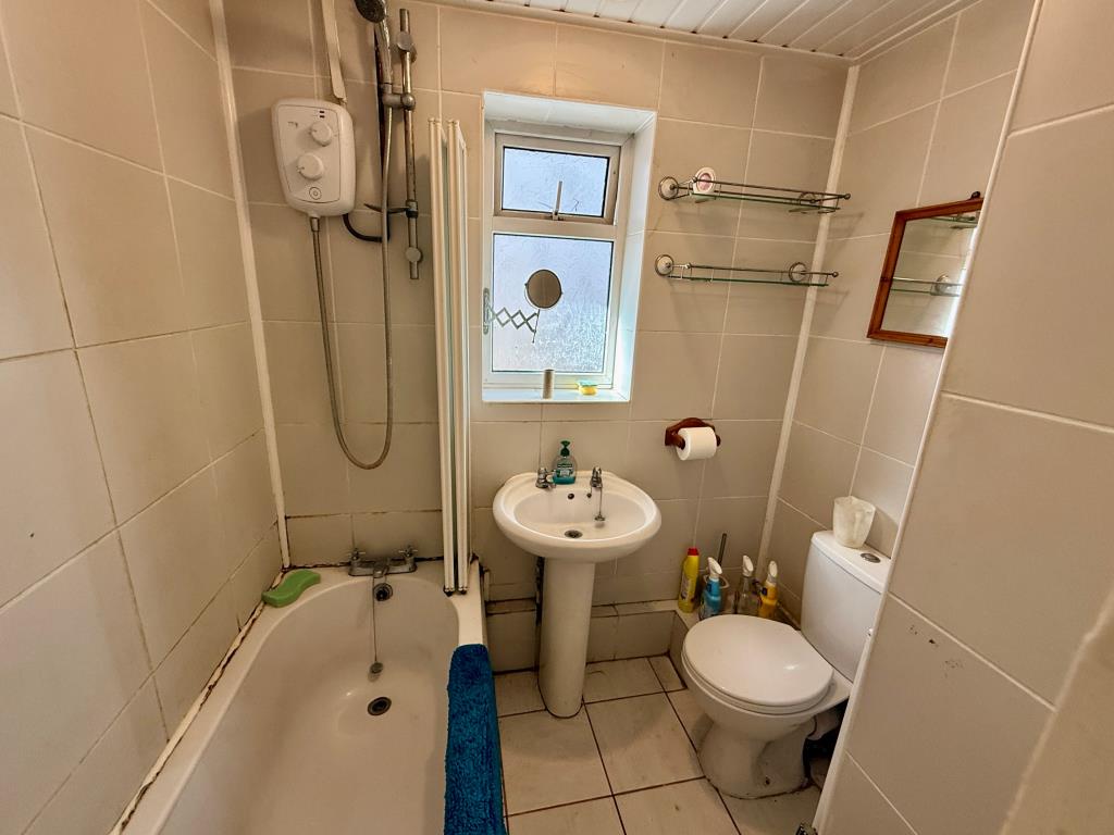 Lot: 21 - DETACHED BUNGALOW FOR REFURBISHMENT - Bathroom with W.C.